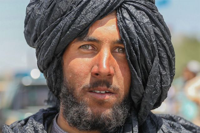 Bir Taliban mensubu Kabil'de kameralara poz veriyor