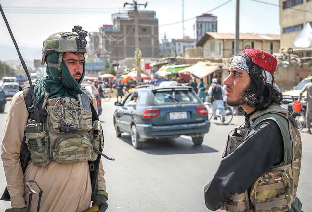 Taliban üyeleri Kabil'de bir kontrol noktasında