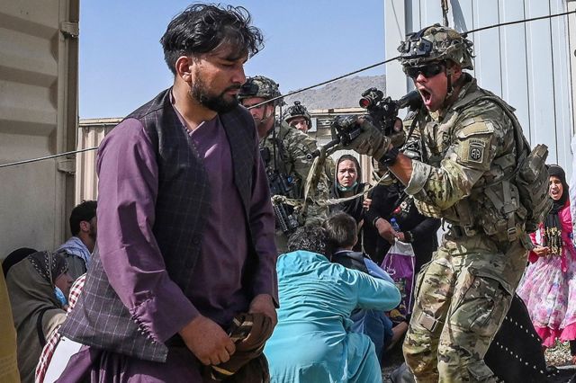 Afgan yolcu üzerine silahını doğrultan Amerikalı asker