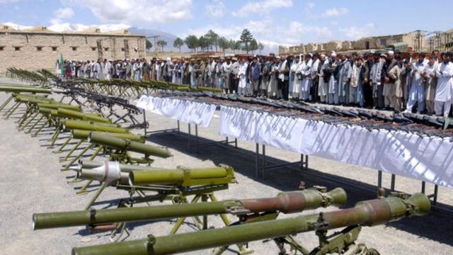 2001 sonrası Taliban karşıtı bazı mücahit gruplar, ABD ile anlaşarak silahlarını teslim etti
