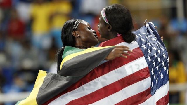 Jamaikalı Elaine Thompson ve ABD'li Tori Bowie (sağda) 2016 Rio Olimpiyatları finalinde