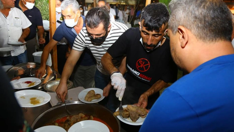 Adana'da şırdan alabilmek için birbirleriyle yarıştılar