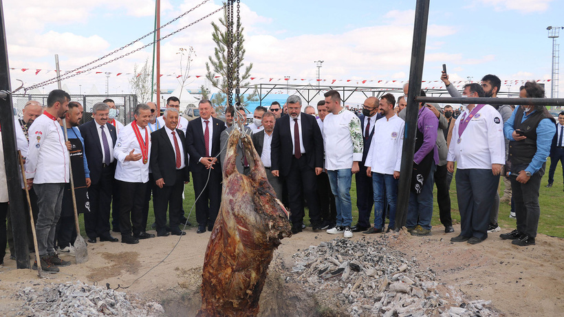Afyonkarahisar'da lezzet festivalinde pişirilen boğa kuyuya düştü