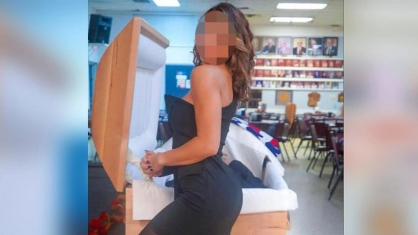 Babasının tabutu başında 'seksi poz' veren sosyal medya fenomeni tepki çekti