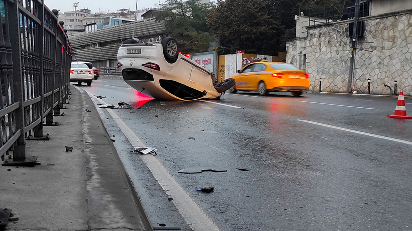 Beyoğlu'nda otomobil takla attı!