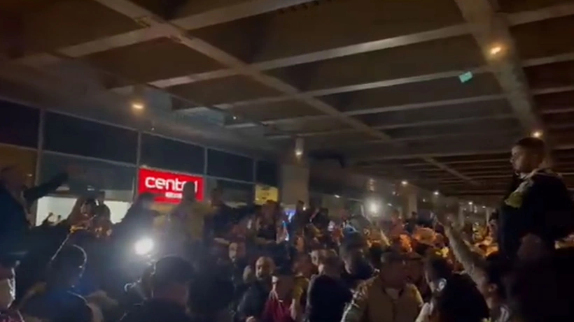 Fenerbahçeli taraftarlar Sabiha Gökçen Havalimanı'na akın etti