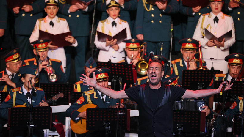 Haluk Levent Rus Kızılordu Korosu ile bu defa İzmirlileri büyüledi