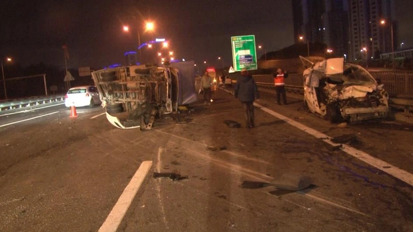İstanbul TEM Otoyolu Alibeyköy mevkiinde korkunç kaza! Yaralılar var