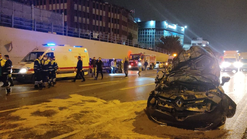 İstanbul'da otomobilin çarptığı kamyon devrildi: 2 yaralı