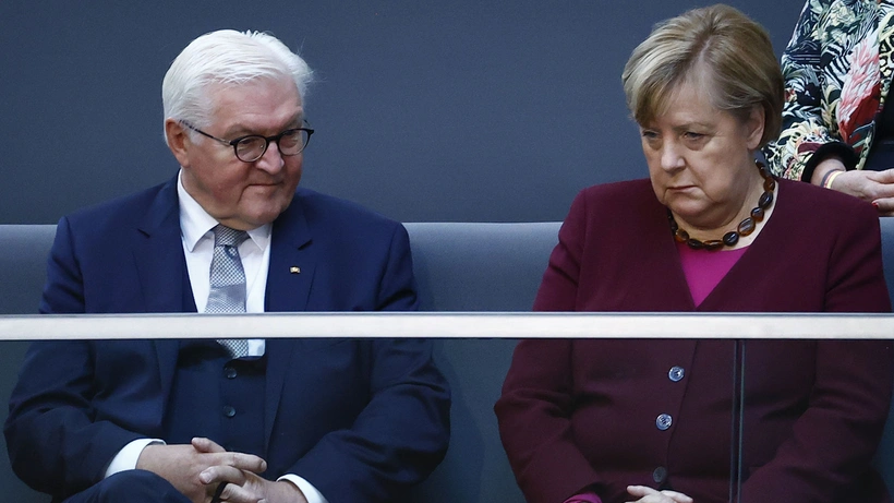 Merkel'den yeni hükümet kurulana kadar görevde kalması istendi