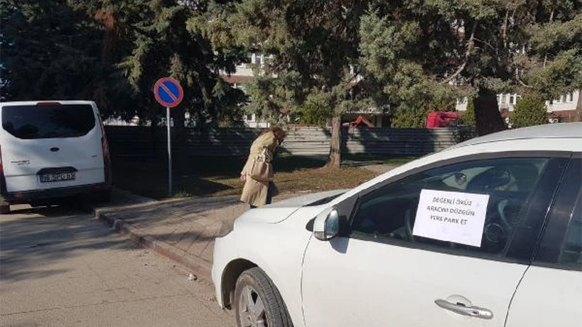 Otomobilini kaldırıma park eden sürücüye not yazdı: Değerli öküz...
