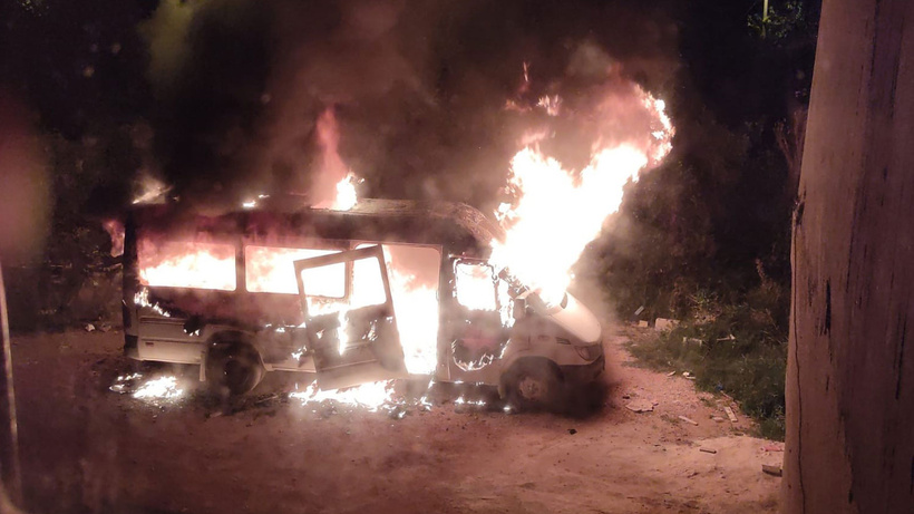 Park halindeki öğrenci servisi kundaklandı