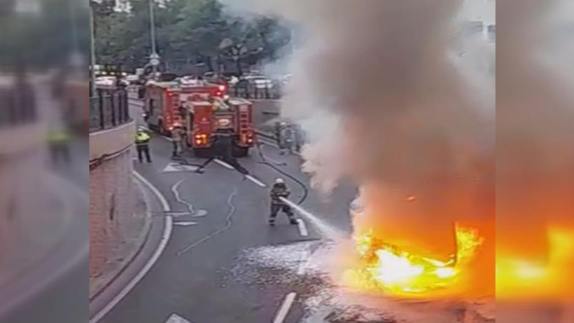 Son Dakika Taksim'de servis minibüsü alev alev yandı