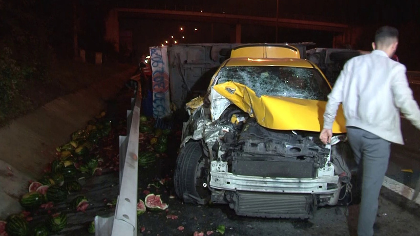 TEM’de karpuz yüklü kamyonet ile ticari taksi çarpıştı: 4 yaralı