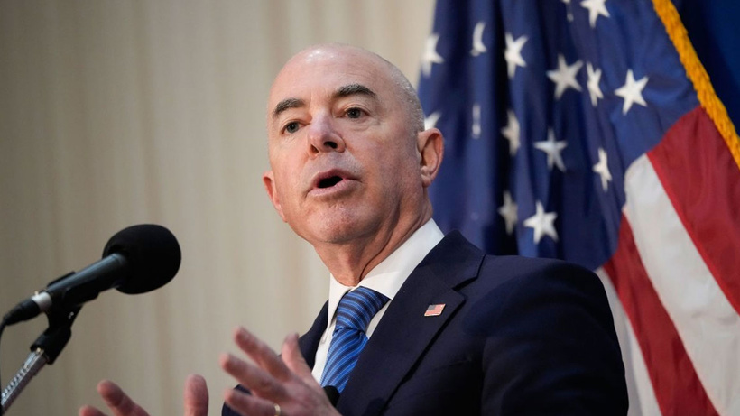 ABD'li bakan koronavirüse yakalandı