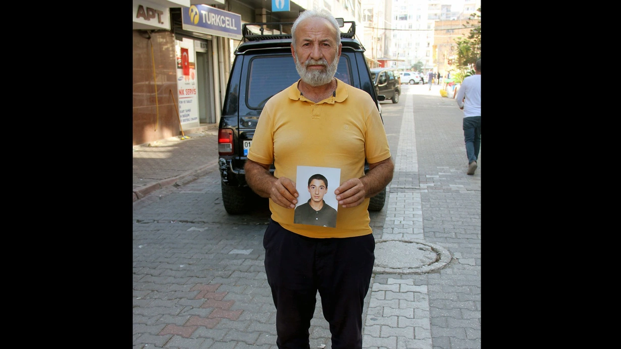 Adana Seyhan'da bir baba sokak sokak gezip kayıp oğlunu arıyor