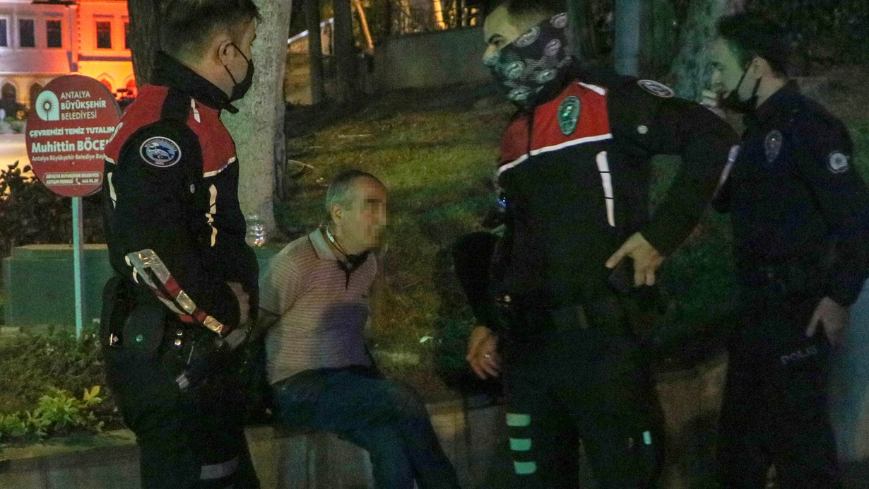 Antalya'da 'Gel sana sarılayım' deyip kalçasından bıçakladı