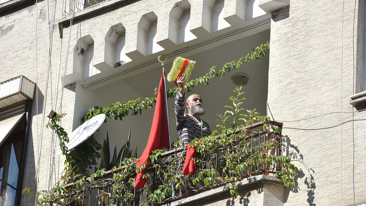 Antalya'da kirasını ödemediği için evden tahliye edileceğini öğrenince balkonda eylem yaptı