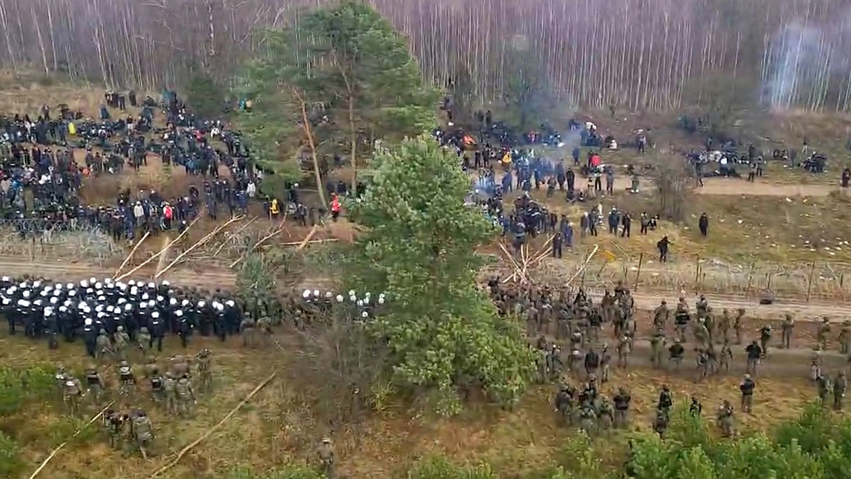 Avrupa’nın göbeğinde göçmen krizi büyüyor: Rusya bombardıman uçağı gönderdi