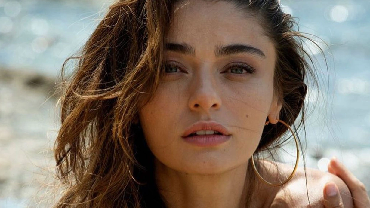 Ayça Ayşin Turan'ın acı günü! Aldığı ölüm haberiyle yıkıldı