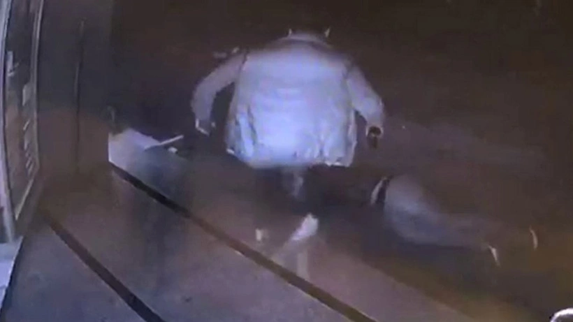 Balıkesir Edremit'te bir kişi husumetlisini darp edip silahla vurdu