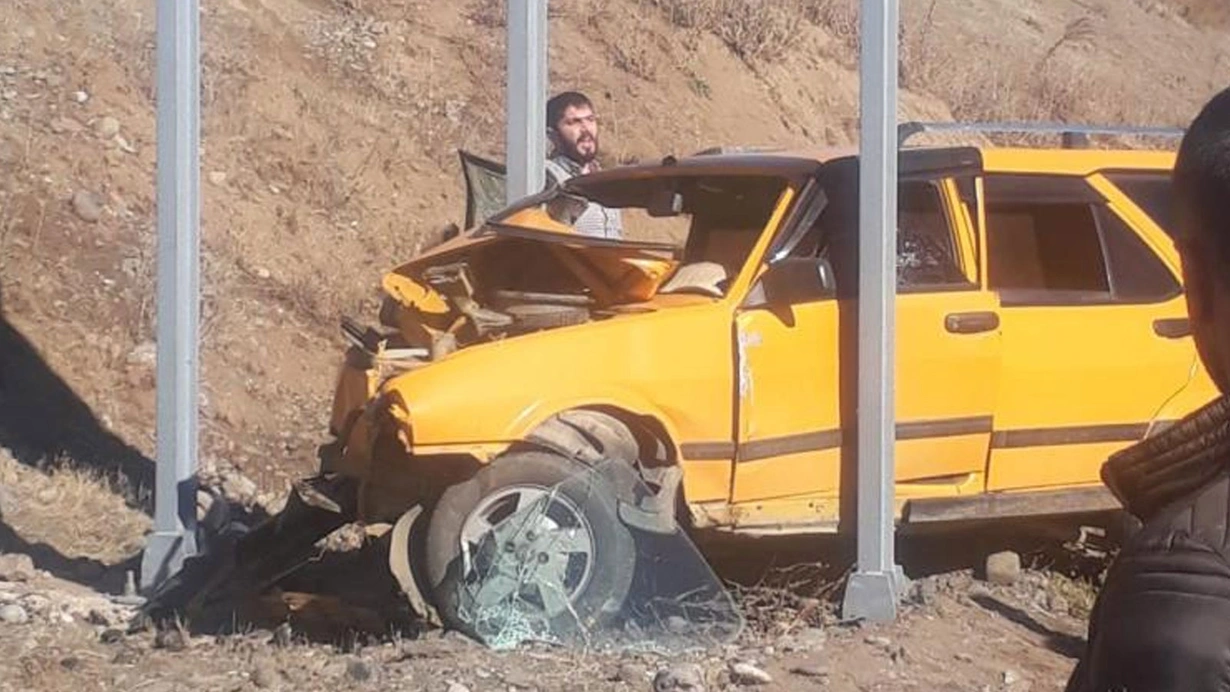 Bingöl’ün Genç ilçesinde otomobil levhaya ok gibi saplandı