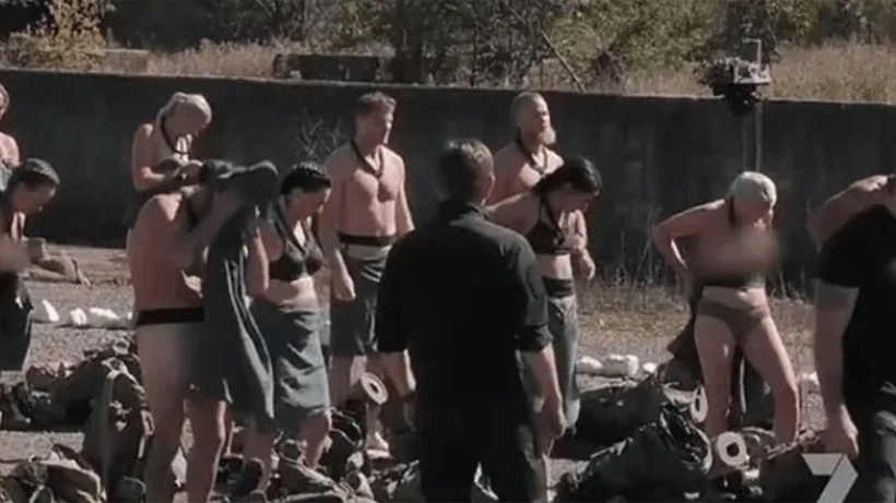 Bir tuhaf yarışma! Talimatla kameraların önünde soyundular