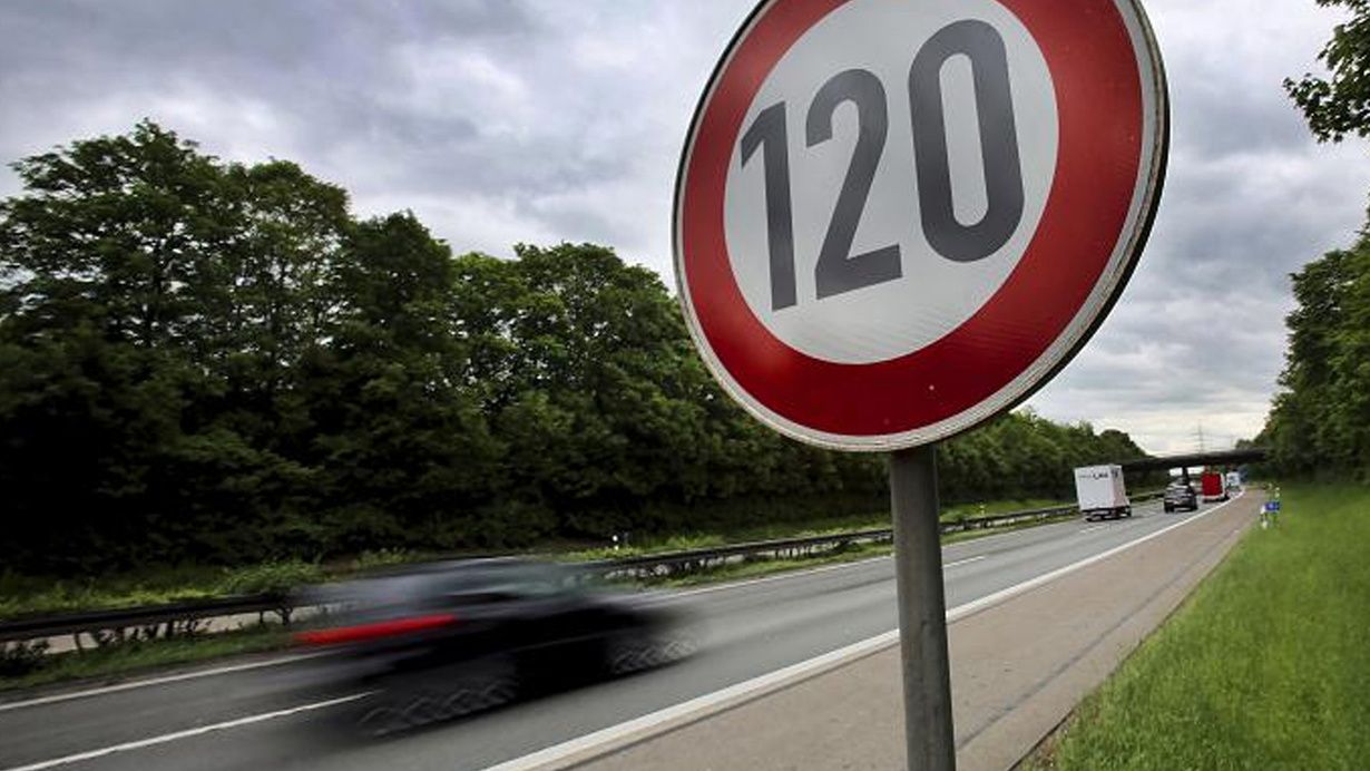 Direksiyon sınavına kendi sürdüğü araçla gidince kaza yaptı