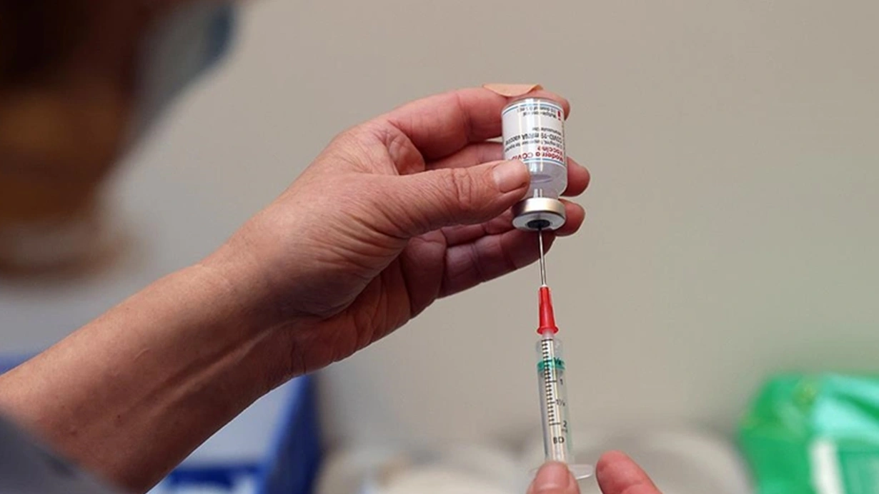 Dünya'da ilk kez bir ülkede çocuklara Kovid-19 aşısı zorunlu kılındı