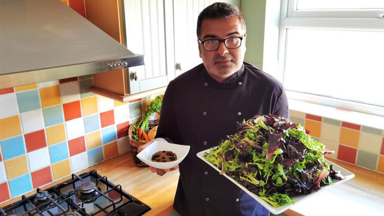 Dünyanın en sağlıklı yemeğini icat eden ünlü şef Gurpareet Bains 43 yaşında kalp krizi sonucu öldü