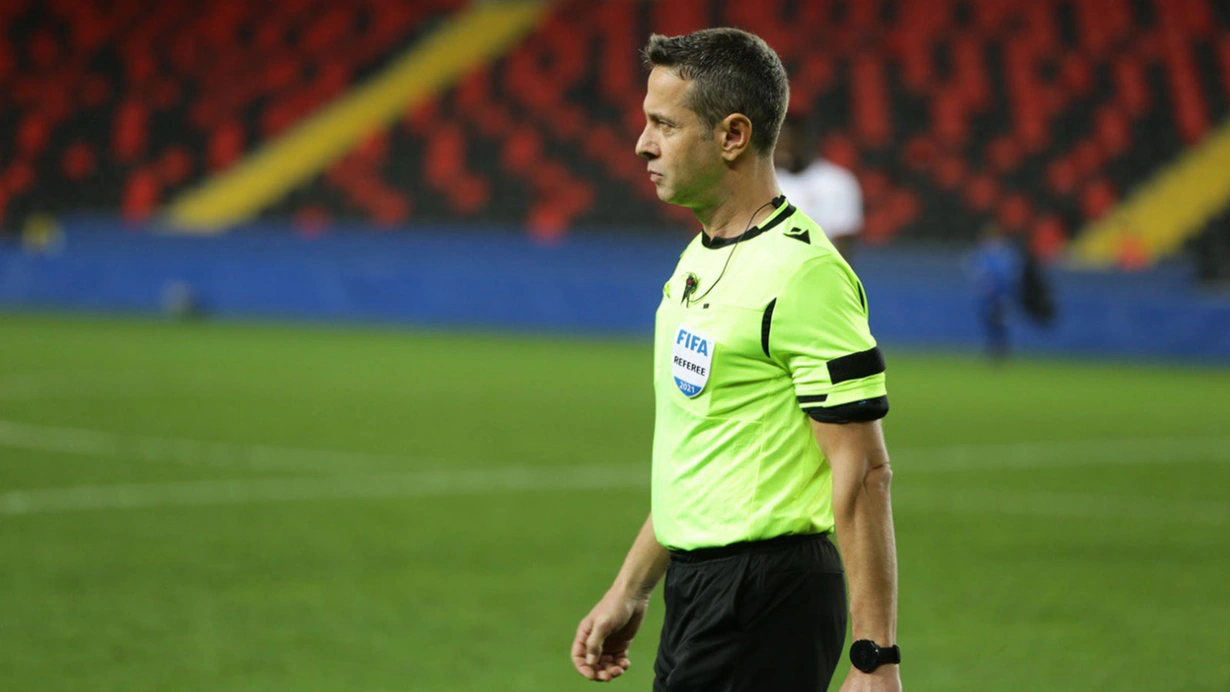 Futbol tarihine geçecek anlar! Hakem Halis Özkahya maçı erken bitirdi