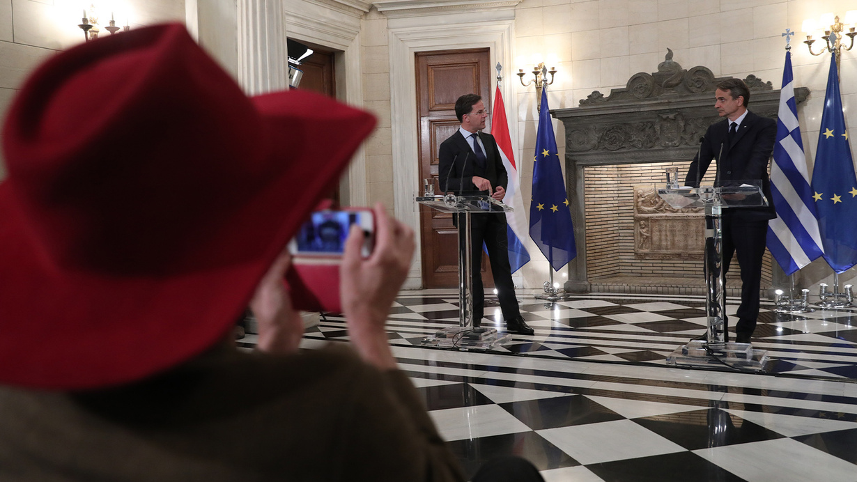 Hollandalı gazeteciden canlı yayında Miçotakis'e "Yalan söylüyorsun" çıkışı