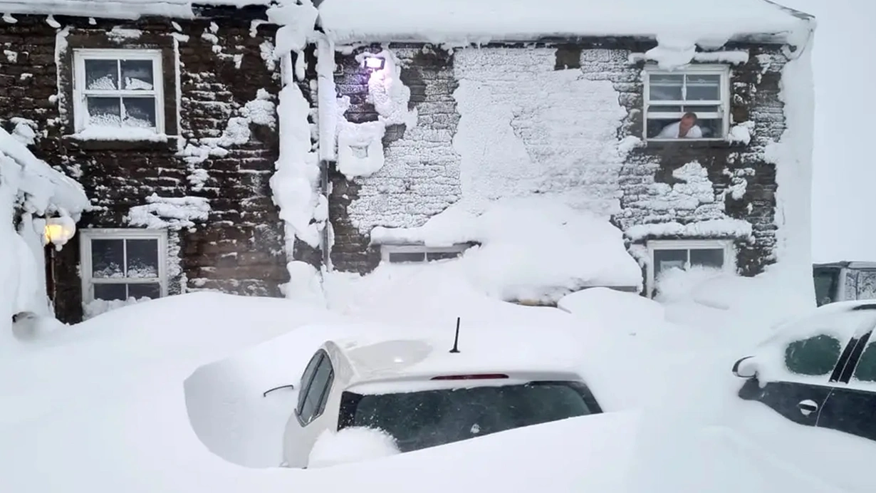 İngiltere'yi kar fırtınası vurdu... 61 kişi üç gündür bir pubda mahsur!