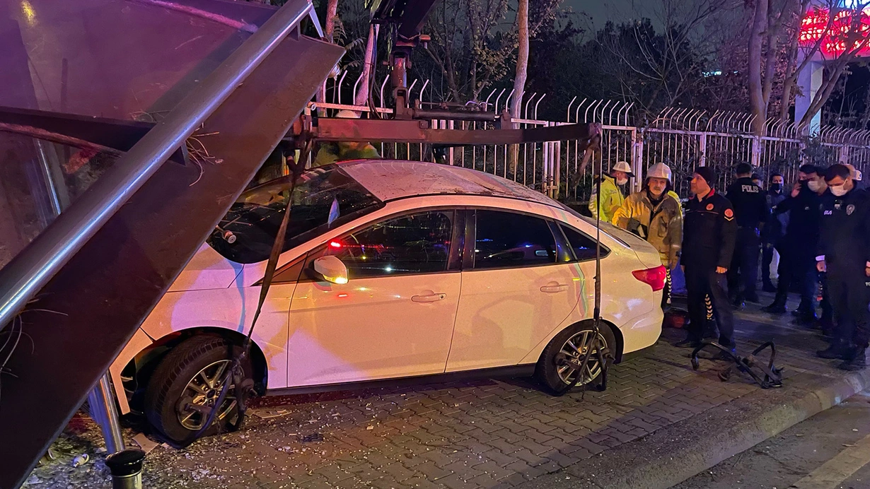 İstanbul'da otomobil otobüs durağına çarptı, 1 kişi öldü, 2 kişi yaralandı