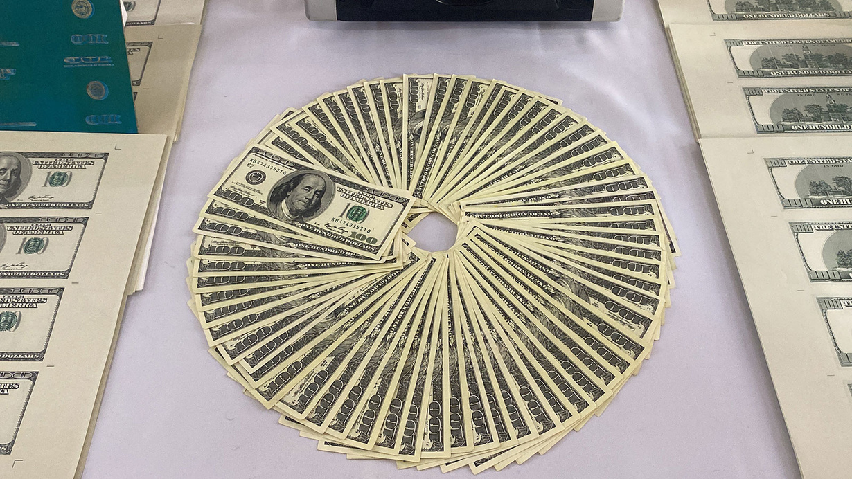 İstanbul'da sahte döviz basanlara suçüstü! İş yerini darphaneye çevirmişler