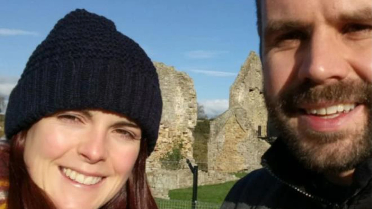 Kız öğrencisiyle arabada ilişkiye giren kadın öğretmen kocasına yakalandı