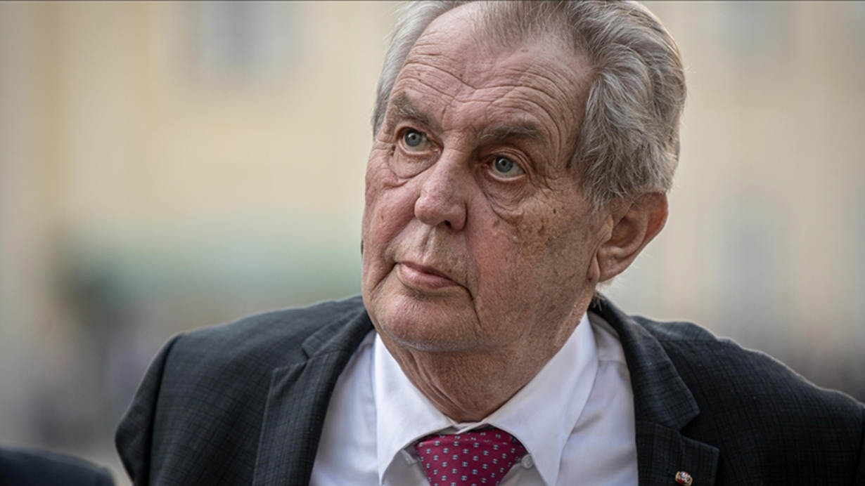 Kovid-19 testi pozitif çıkan Başkan Zeman yeniden hastaneye kaldırıldı