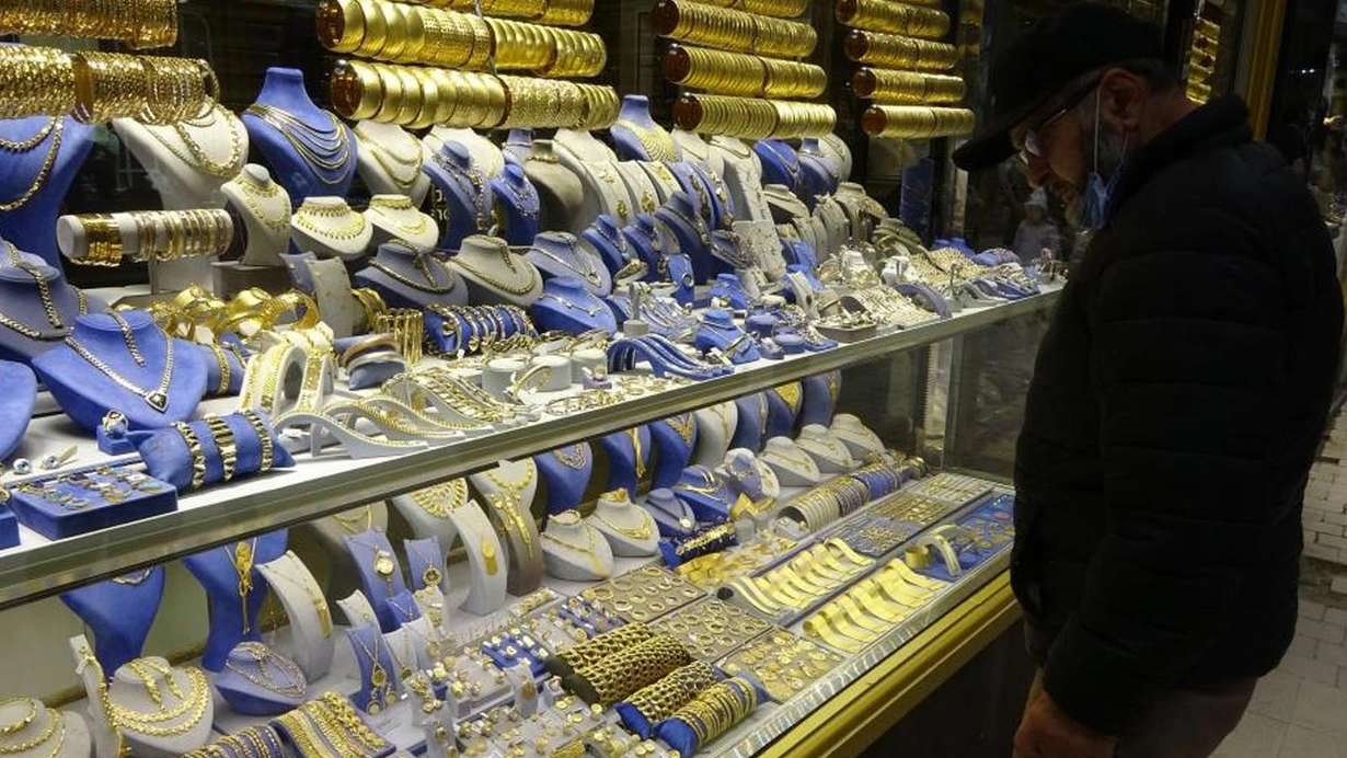 Kuyumcular kara kara düşünüyor: Altın alan yok insanlar bozdurmaya geliyor