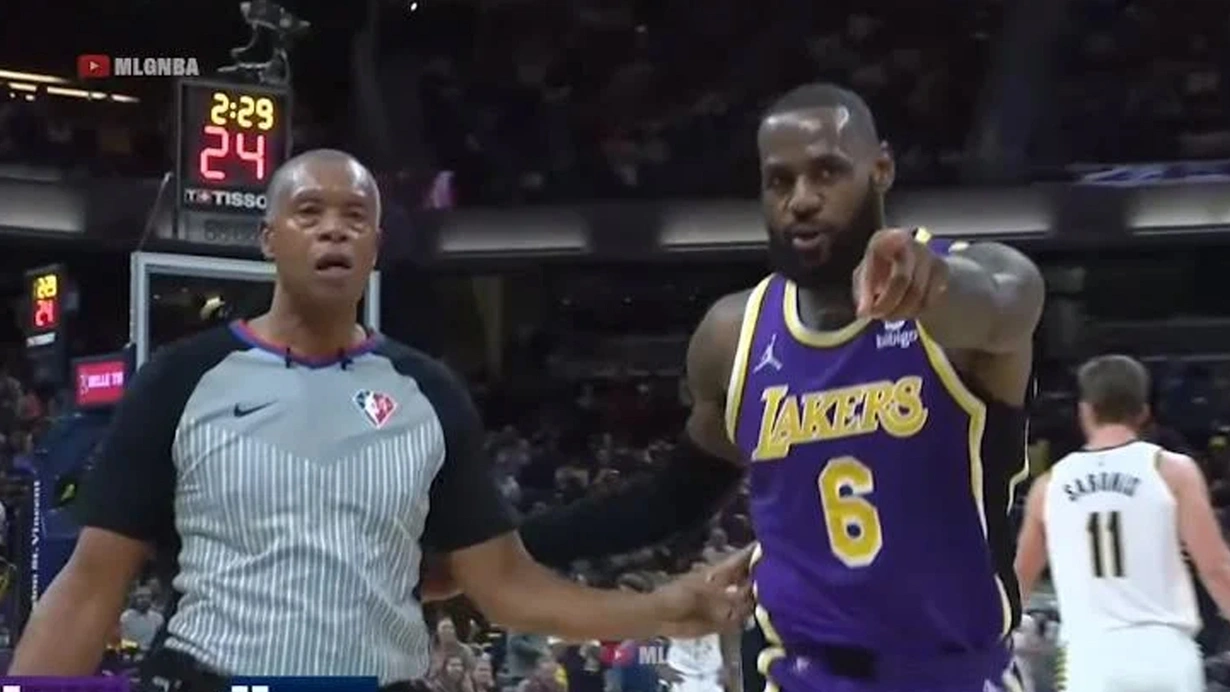 LeBron James iki seyirciyi salondan kovdurdu