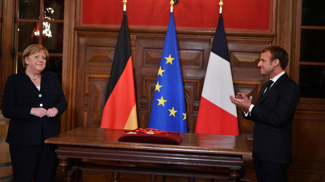 Macron, Merkel'e "Legion d’Honneur" onur nişanını verdi