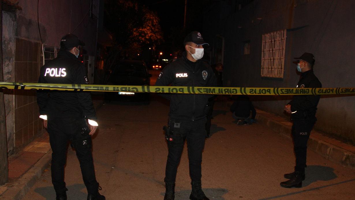 Manisa'da bir eve el yapımı patlayıcı atıldı