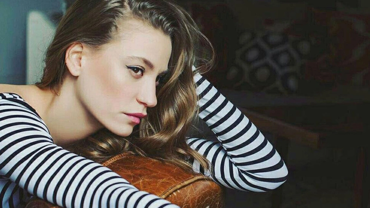 Serenay Sarıkaya, eski aşkının yakın arkadaşıyla aşk yaşıyor!