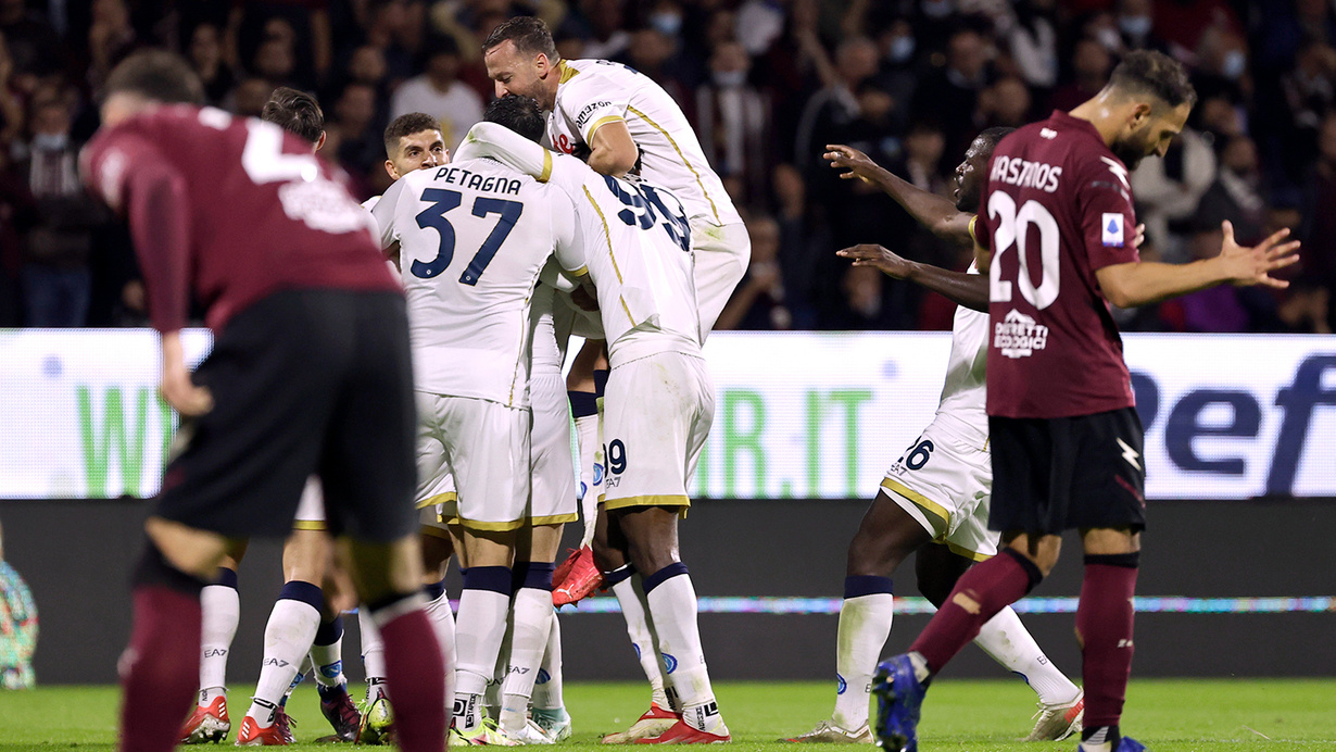 Serie A lideri Napoli, Salernitana karşısında 3 puanı tek golle aldı