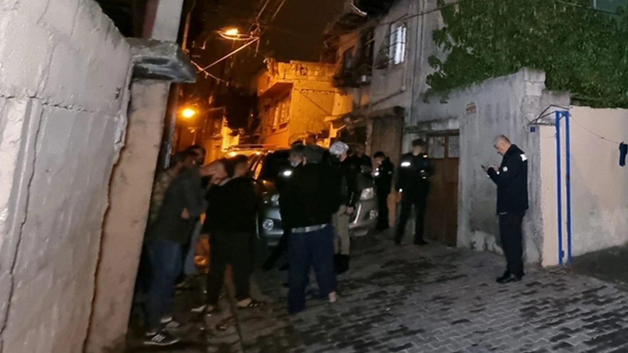 Uyuyan ev arkadaşını vücudunun çeşitli yerlerinden defalarca bıçakladı