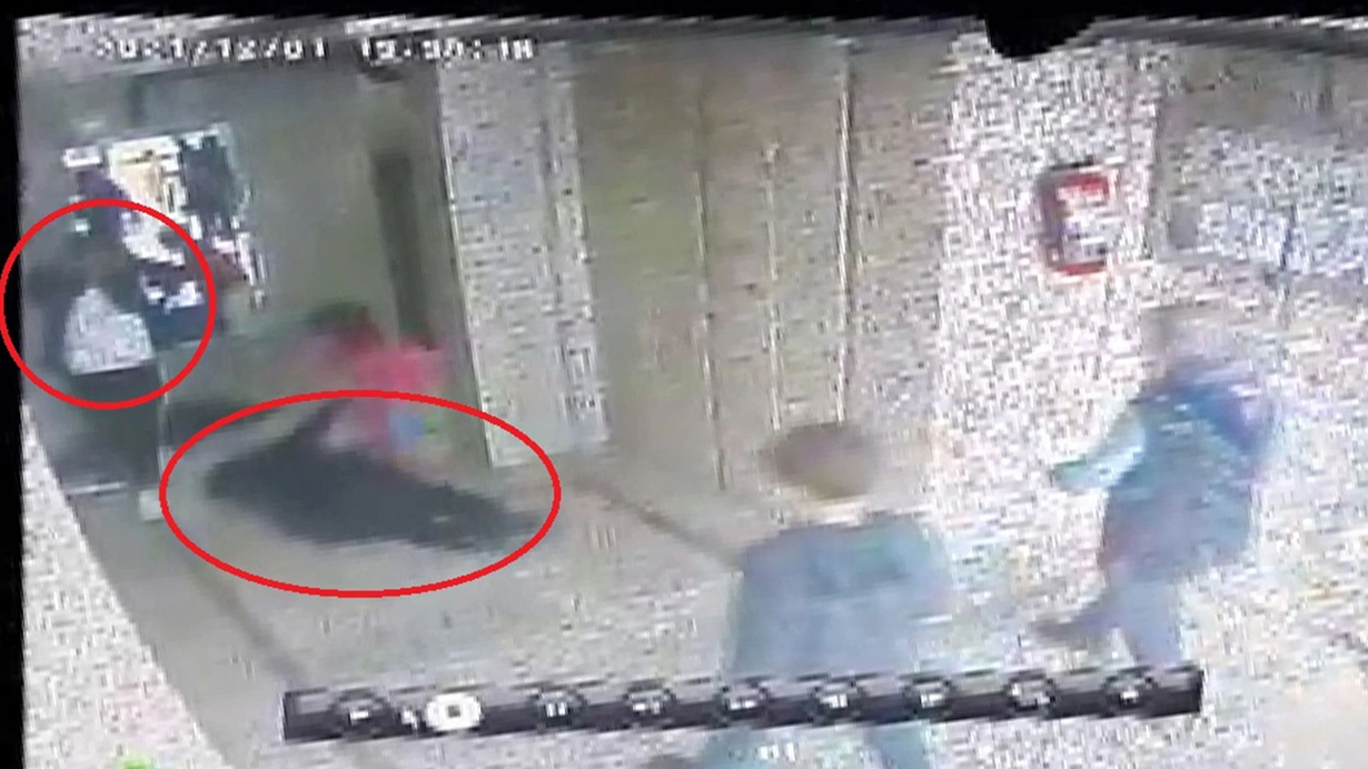 Adana'da bir kadın küçük kızının yanında darp edildi