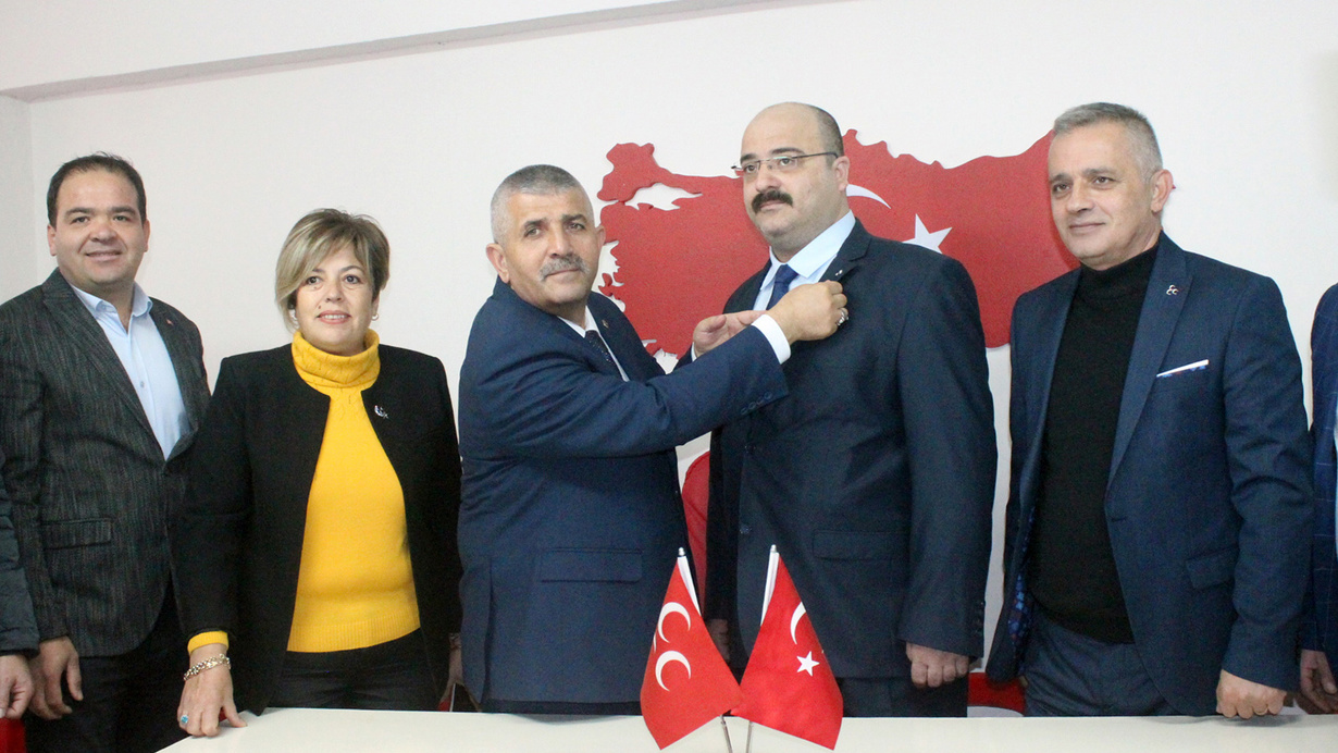 CHP ve İYİ Parti'den istifa eden 27 kişi MHP'ye katılarak rozetlerini taktı