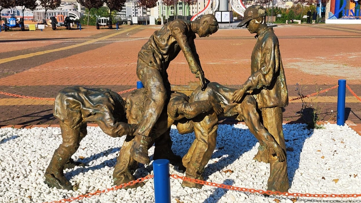 Karabük Üniversitesi'nde 'uzun eşek' heykeli! Rektörden açıklama geldi