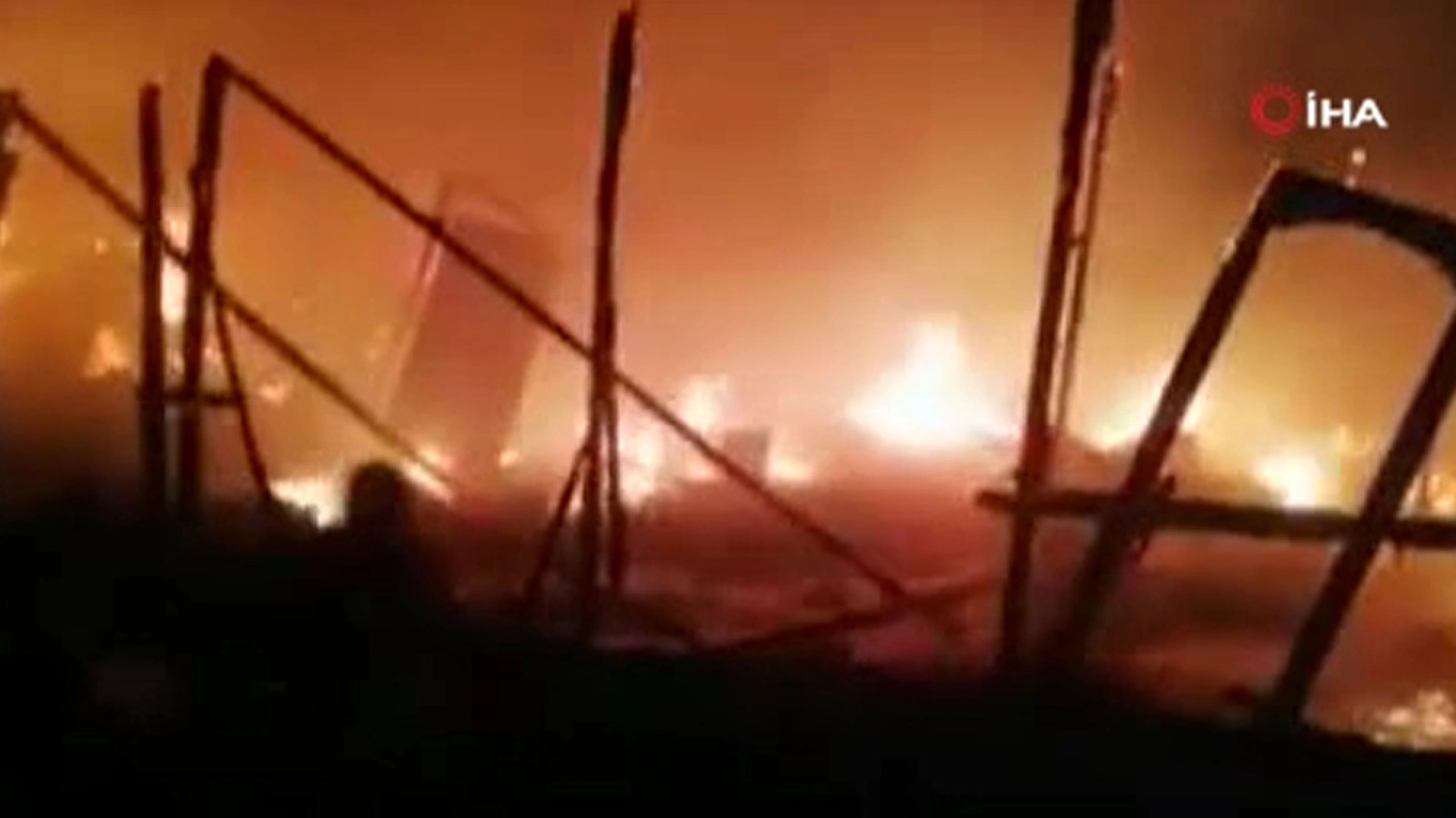 Lübnan&#8217;da mülteci kampında büyük yangın