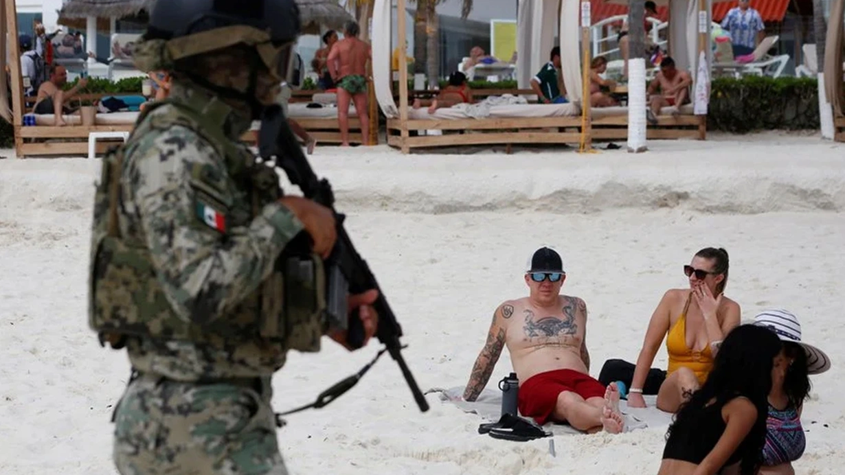 Meksika Cancun sahilinde binlerce asker tatilcilerin arasında devriye gezmeye başladı