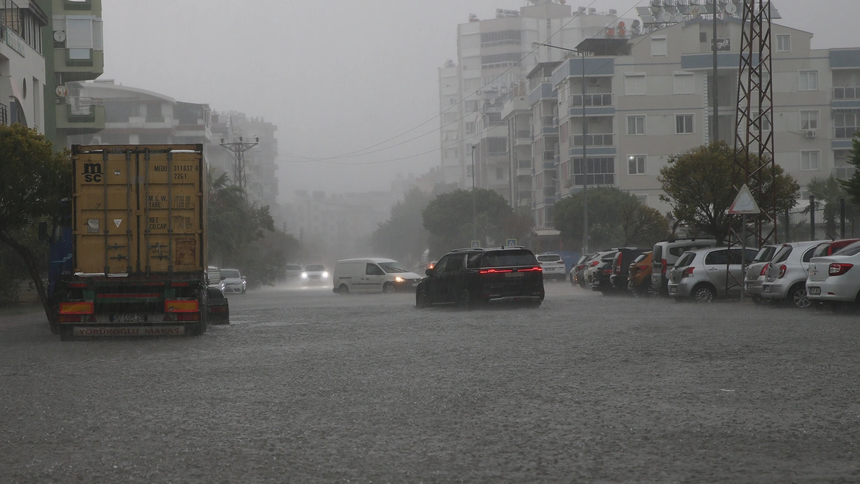 Meteoroloji uyardı! Sağanak ve rüzgar etkisini sürdürecek